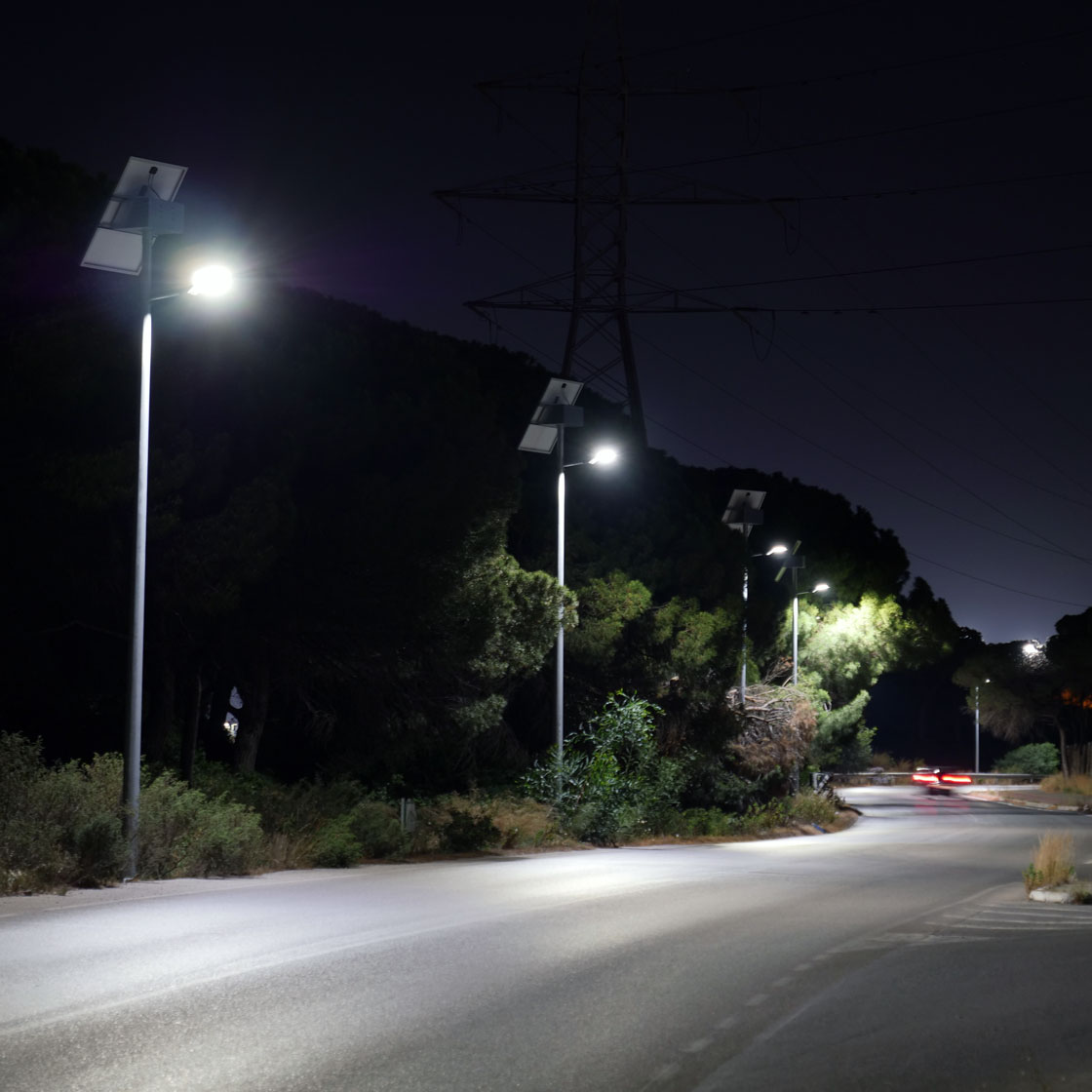 DESMONTAJE, SUMINISTRO E INSTALACIÓN DE FAROLAS SOLARES EN LA AVENIDA DE LA UNIVERSIDAD INSTALACIÓN ILUMINACIÓN ORNAMENTAL CASCO HISTÓRICO, CHICLANA DE LA FRA.