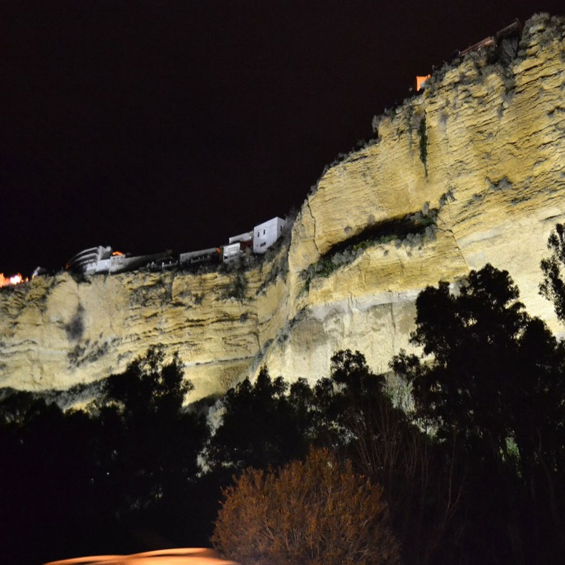 INSTALACION DE ILUMINACION ORNAMENTAL CON TECNOLOGIA LED MULTICOLOR EN LA PEÑA DEL MUNICIPIO DE ARCOS DE LA FRONTERA